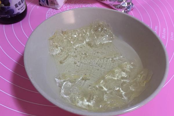 蓝莓慕斯的做法图解5