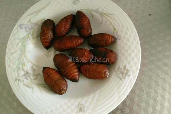 盐水煮蚕蛹的做法图解2