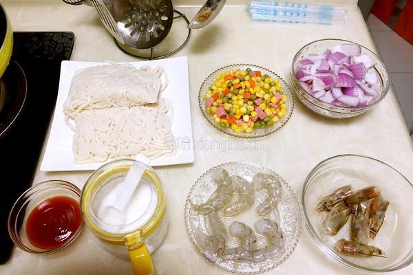 鲜虾炒乌冬面的做法图解1