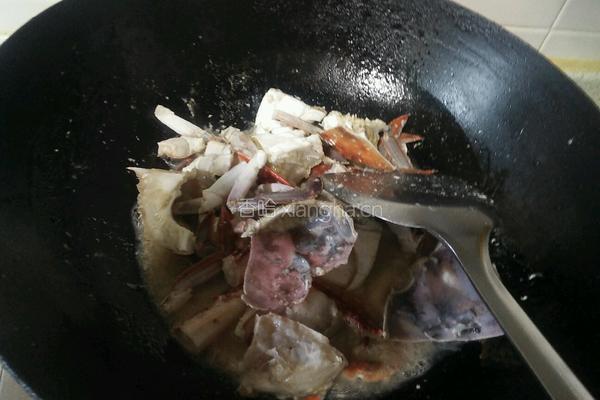 梭子蟹豆腐煲的做法图解2