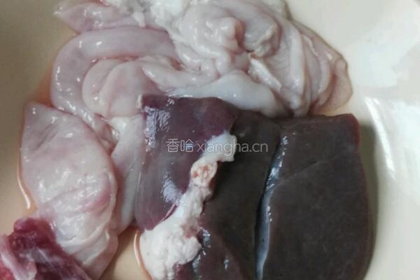 猪肝瘦肉肠子粥的做法图解1