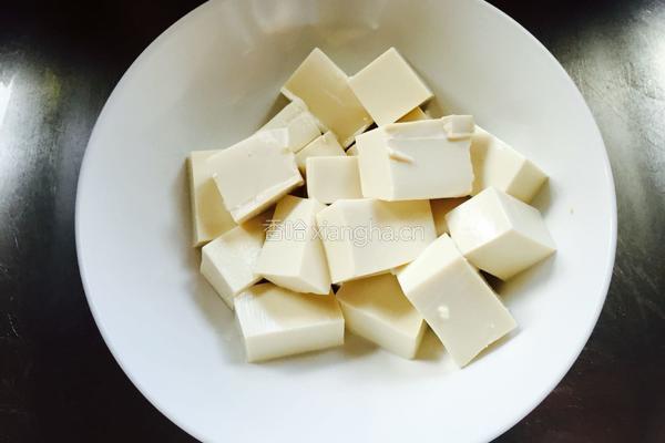 炖石斑鱼头豆腐汤的做法图解3