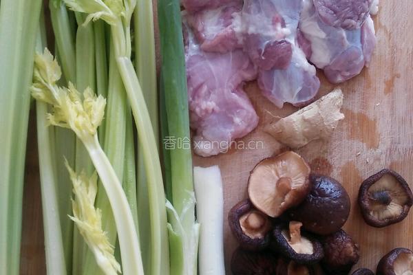 香菇芹菜猪肉馄饨的做法图解1