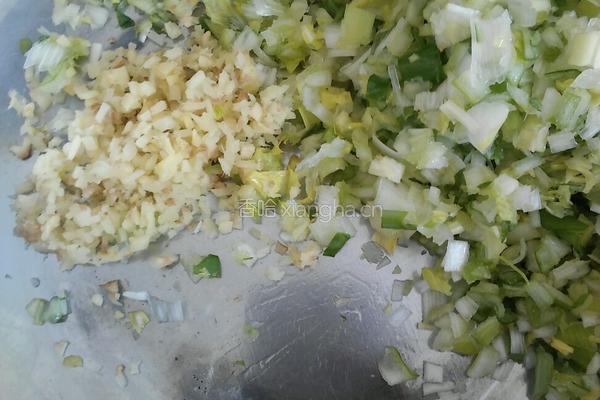 香菇芹菜猪肉馄饨的做法图解2