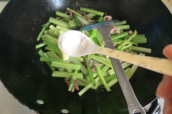 猪肉炒芹菜的做法图解5
