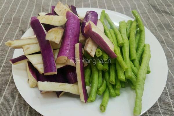 紫苏叶茄子炒豆角的做法图解1
