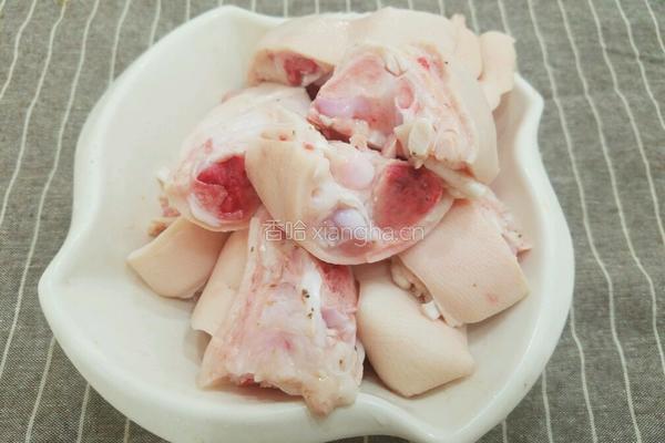 玉米炖猪蹄的做法图解1
