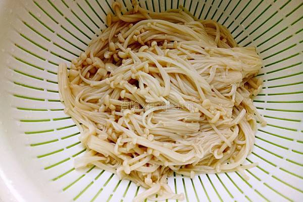 冲油金针菇的做法图解5