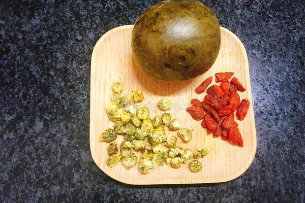 罗汉果菊花茶的做法图解1