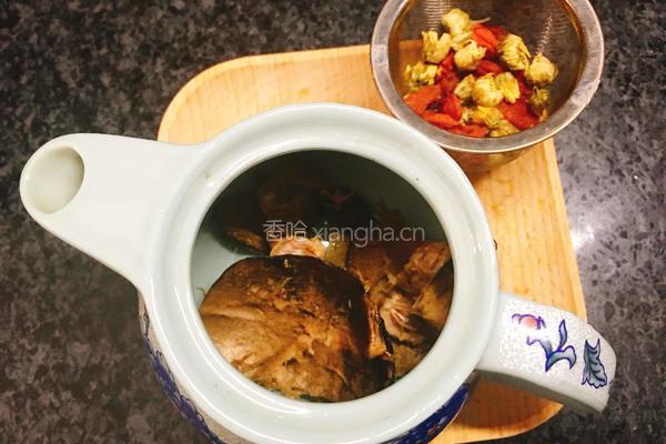 罗汉果菊花茶的做法图解3