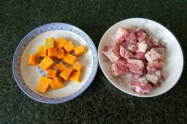 南瓜排骨的做法图解2