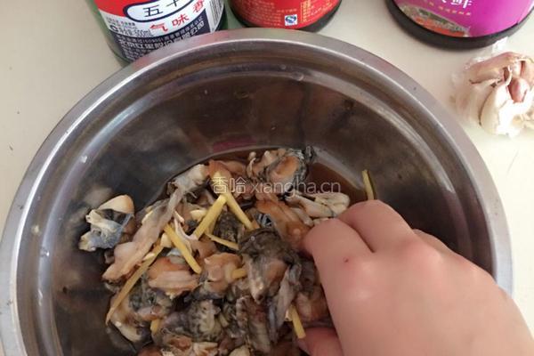 水煮田鸡的做法图解1