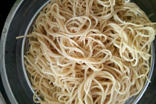 黄油黑椒捞面的做法图解4