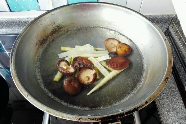 香菇竹笋烧鸭子的做法图解3