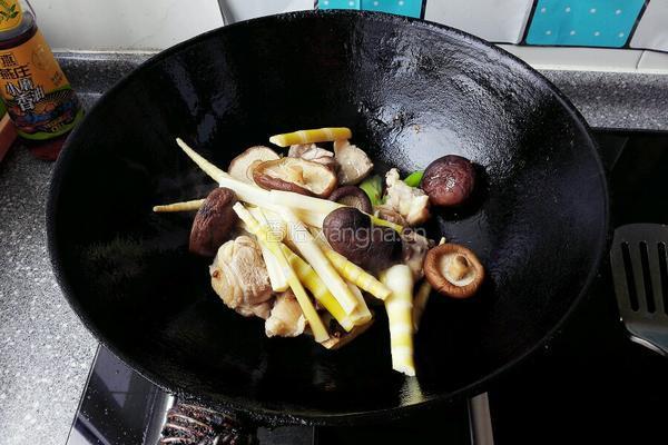 香菇竹笋烧鸭子的做法图解7