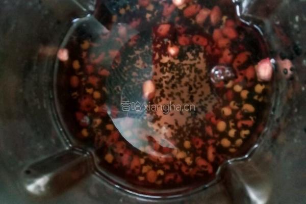 黑芝麻花生豆浆的做法图解3