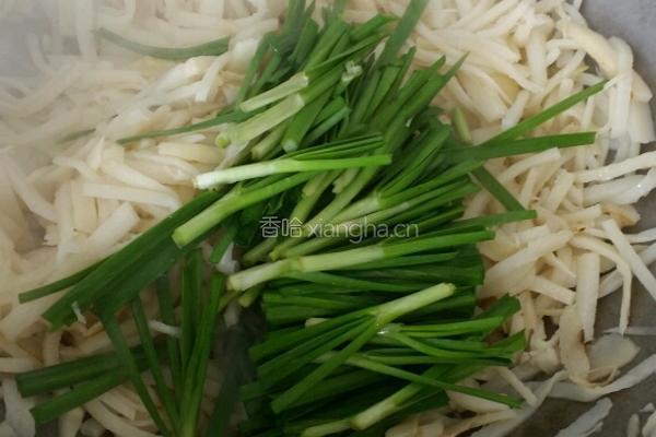 韭菜炒甜笋的做法图解3