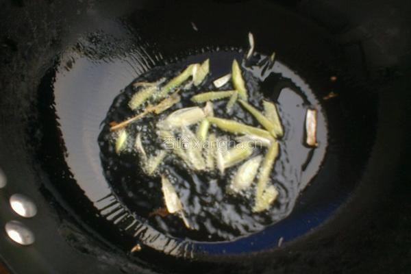 青椒炒里脊肉的做法图解5
