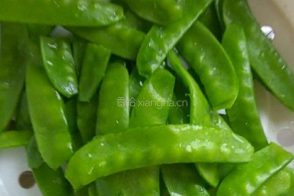 火腿炒荷兰豆的做法图解2