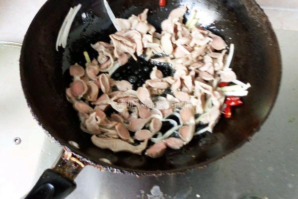 香菇木耳辣炒鸡珍的做法图解6