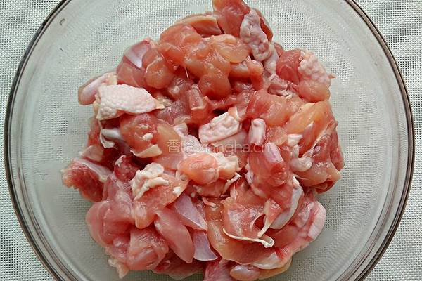 鸡腿肉焖饭的做法图解1