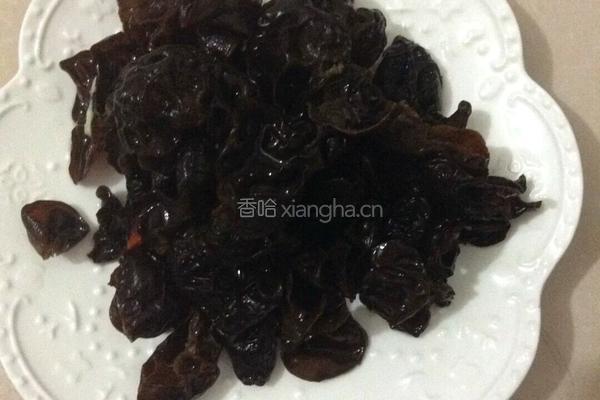 凉拌木耳丝瓜的做法图解2