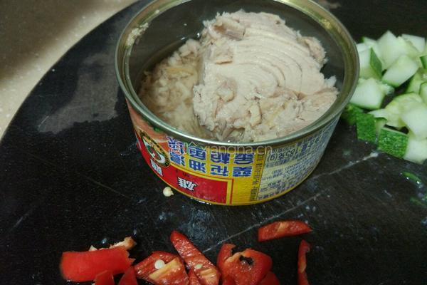 金枪鱼炒饭的做法图解2