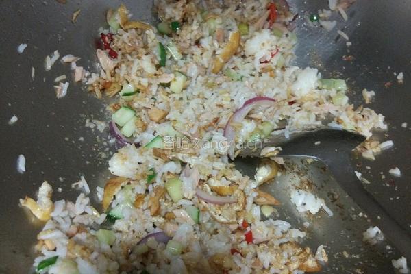 金枪鱼炒饭的做法图解7