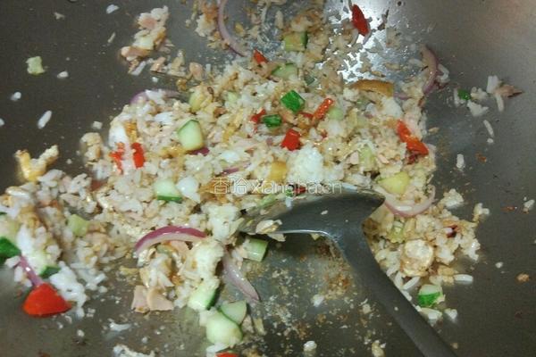 金枪鱼炒饭的做法图解8