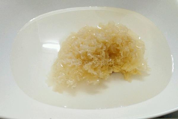 枸杞子雪耳炖椰子的做法图解2