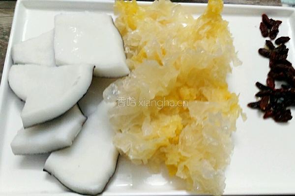 枸杞子雪耳炖椰子的做法图解4