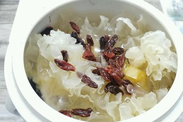 枸杞子雪耳炖椰子的做法图解5