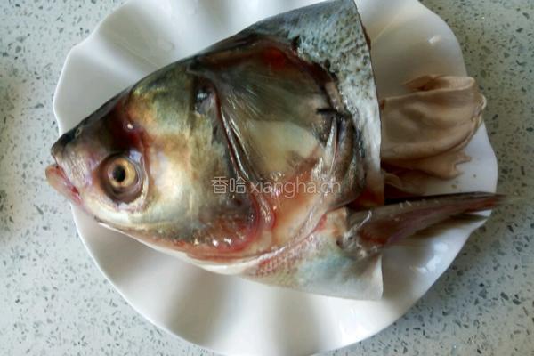 胖头鱼头炖豆腐的做法图解1
