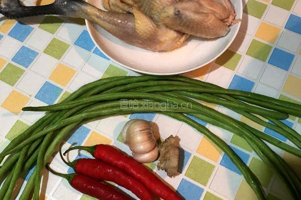 豆角炒仔鸡的做法图解1