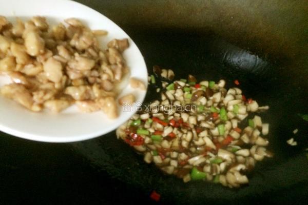 香菇鸡丁的做法图解7