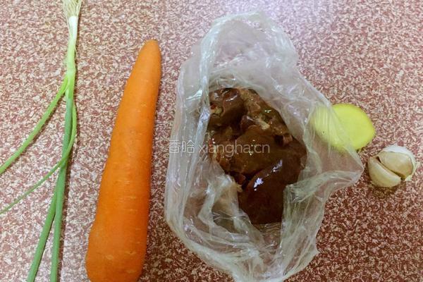 胡萝卜炒鸡肝的做法图解1