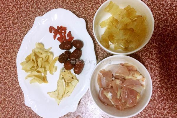 美容汤花胶炖鸡的做法图解2