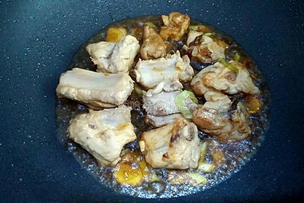 排骨烩酸菜的做法图解5
