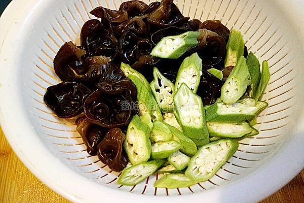 蒜蓉肉末烧秋葵木耳的做法图解3