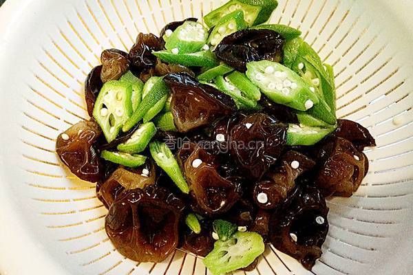 蒜蓉肉末烧秋葵木耳的做法图解6