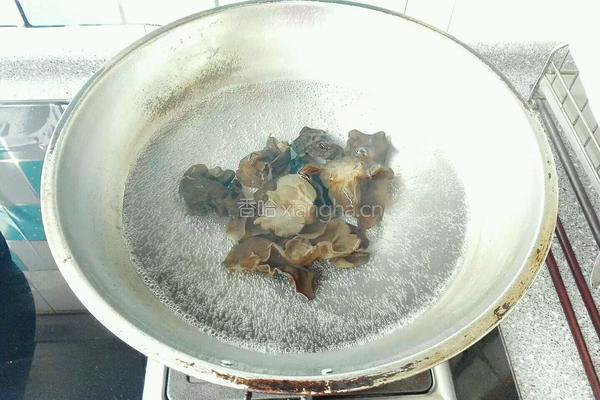 胡萝卜木耳炒鸡蛋的做法图解3