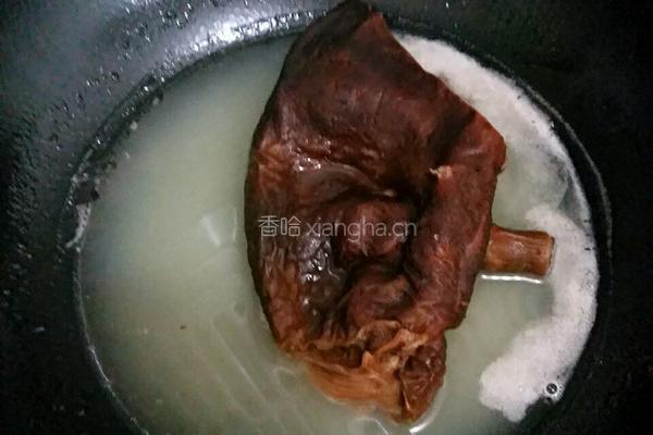 腊肉猪肚的做法图解2