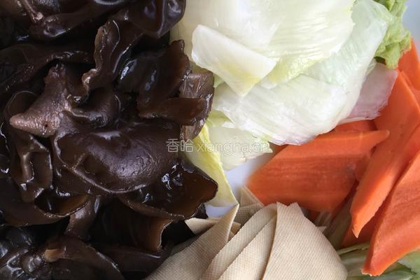 白菜炒木耳的做法图解1