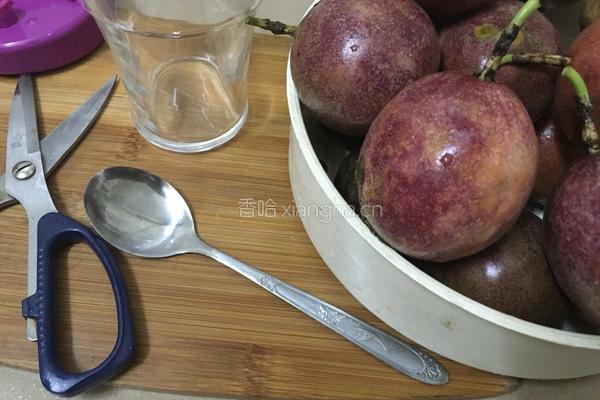 百香果蜜的做法图解1