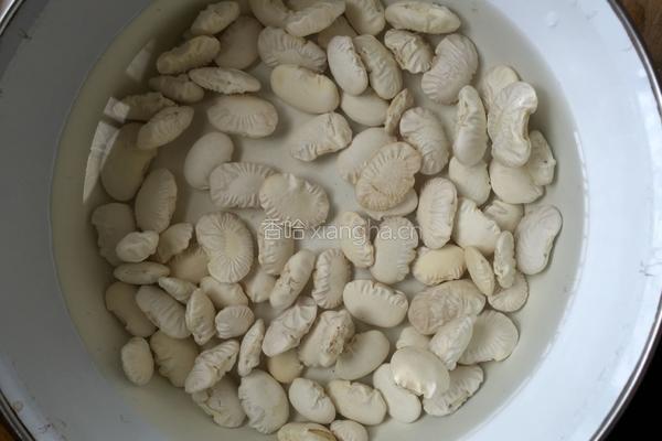 土豆芸豆炖排骨的做法图解2