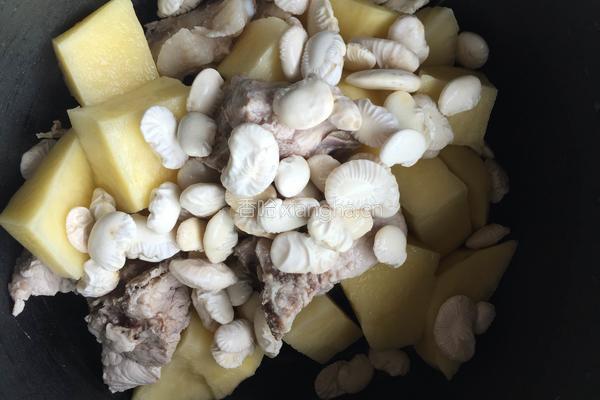 土豆芸豆炖排骨的做法图解6