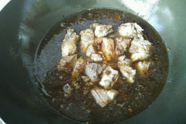 土豆炒排骨的做法图解4