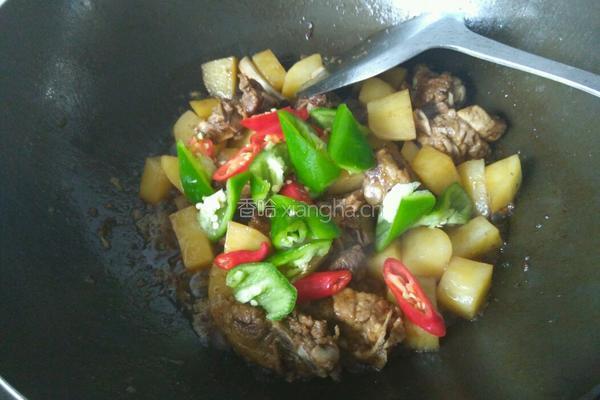 土豆炒排骨的做法图解6