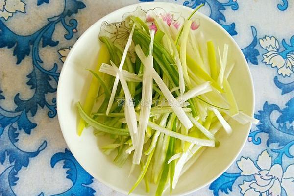 拌胡萝卜丝的做法图解2