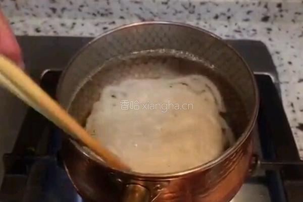 鲜虾炒乌冬面的做法图解1